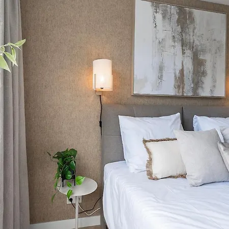 Private For 2, Shared Kitchen, Flexible Bed Apart-hotel