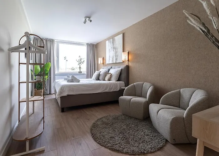 Student-friendly Bedroom Near *